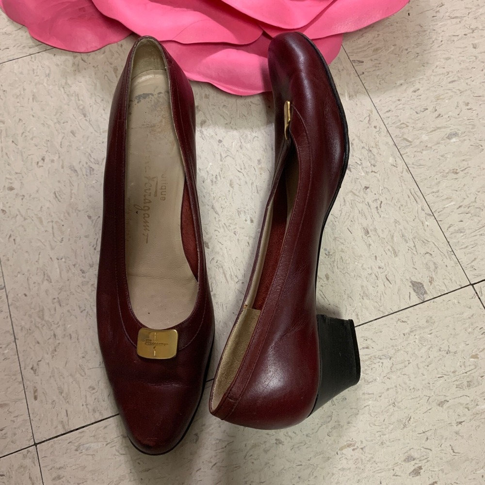 SALVATORE FERRAGAMO BOUTIQUE Sz 7.5 AAAA Brown Gold Signature Logo Leather Pumps